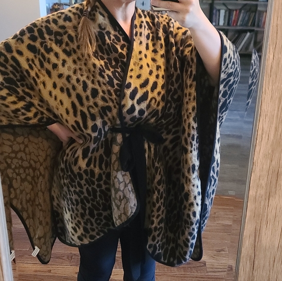 Leopard Poncho - Picture 2 of 3